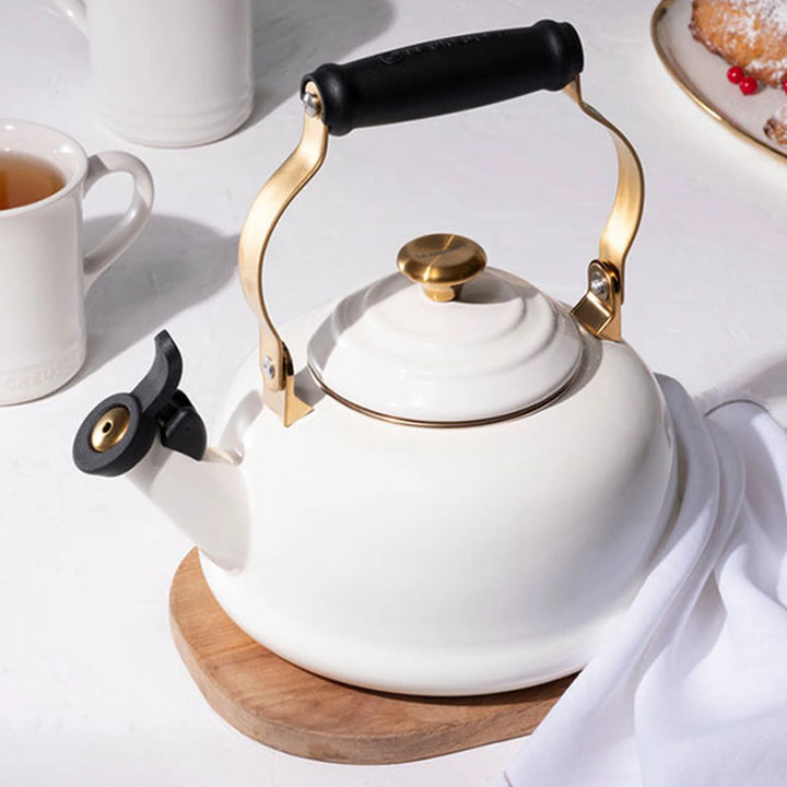 Le Creuset Classic Whistling Kettle, 1.7 Qt.
