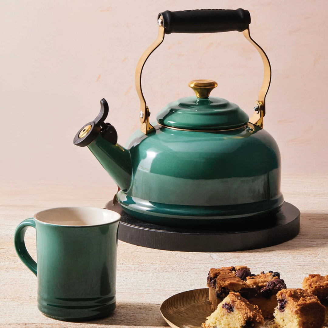 Le Creuset Classic Whistling Kettle, 1.7 Qt.