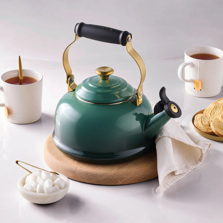 Le Creuset Classic Whistling Kettle, 1.7 Qt.