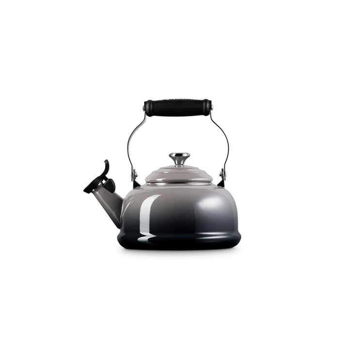 Le Creuset Classic Whistling Kettle, 1.7 Qt.