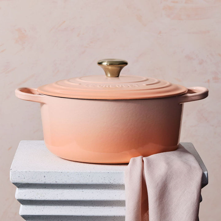 Le Creuset 5.5 Quart Round Dutch Oven in Pechê